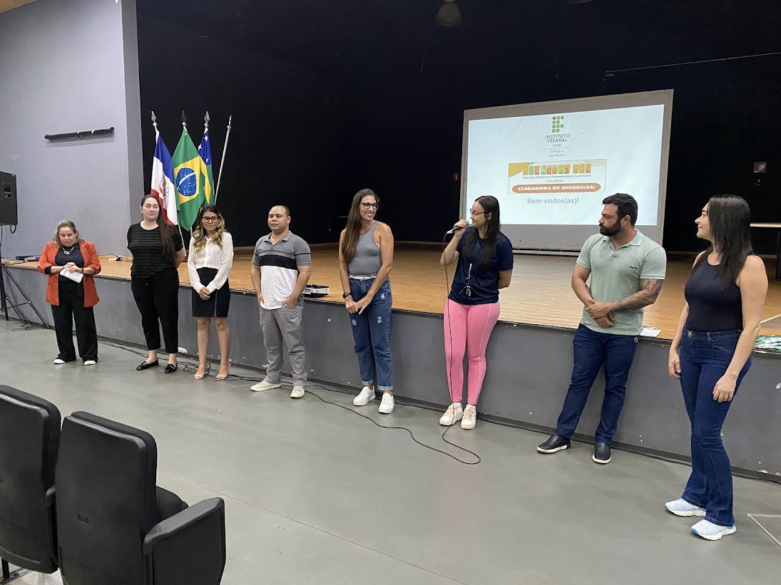 Parte da equipe de professores e apoio administrativo